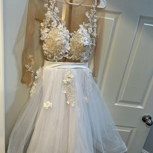 Brand new white wedding dress mini. never wear it.